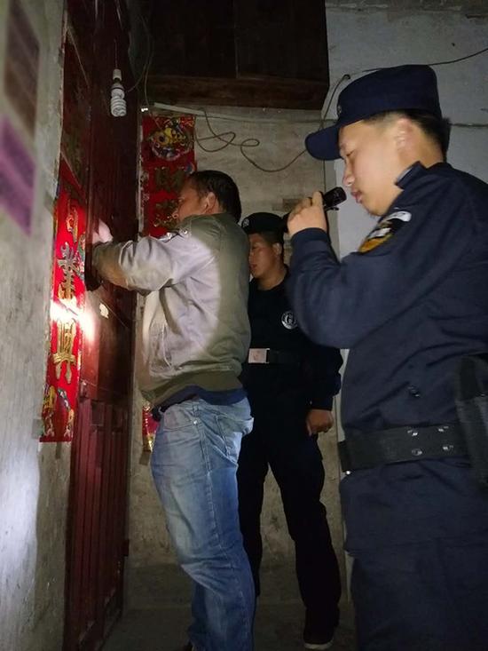 黔南粗心妈妈误将幼女锁家中 